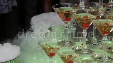 香槟金字塔为聚<strong>会</strong>与樱桃和干冰的幻灯片形式。 <strong>大型</strong>节日桌设置